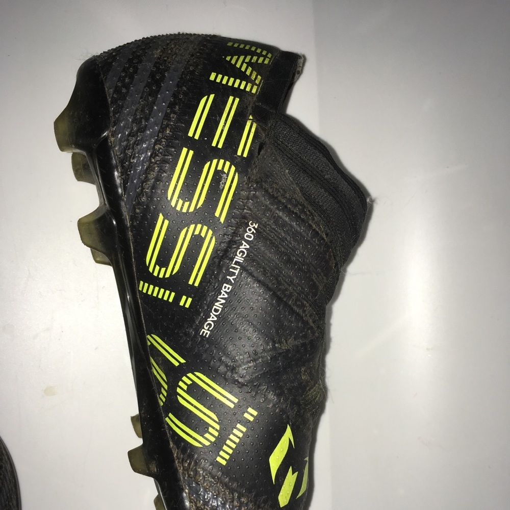 Laceless soccer cleats
